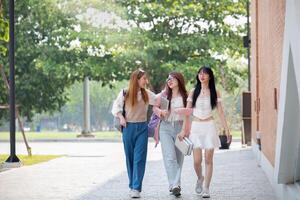 Universidad amigos caminar a clase juntos. Universidad estudiante en instalaciones hablar y tener divertido al aire libre foto