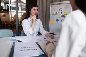 negocio equipo reunión hablando planificación analizando inversión y márketing en tableta y computadora portátil, que se discute con financiero datos y negocio estrategia, presentación a haciendo lucro de empresa foto