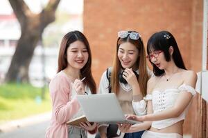 asiático joven instalaciones estudiante disfrutar aprender estudiar y leyendo libros juntos. amistad y educación concepto. instalaciones colegio y universidad. felicidad y gracioso de aprendizaje en Universidad foto