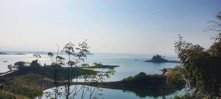 brumoso verano Mañana escénico ver de kaptai lago paisaje foto