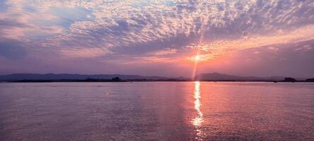 hermosa vistoso cielo y puesta de sol a el kaptai lago rangamati chittagong foto