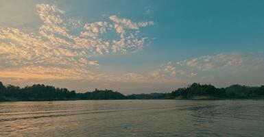 cinematográfico panorámico paisaje Disparo de puesta de sol de kaptai lago rangamati chittagong foto