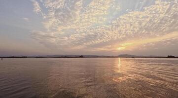 hermosa cielo terminado el playa paisaje con lago ver kaptai lago rangamati foto