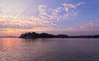 vistoso dramático cielo y ver de puesta de sol a kaptai lago chittagong foto