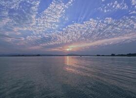 crepúsculo con tranquilo horizonte de kaptai lago rangamati chittagong foto