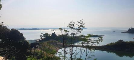 kaptai lago escénico paisaje de brumoso Mañana durante verano temporada foto