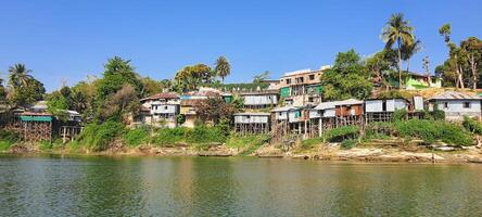 rural casas construido en limos a kaptai lago rangamati Bangladesh foto