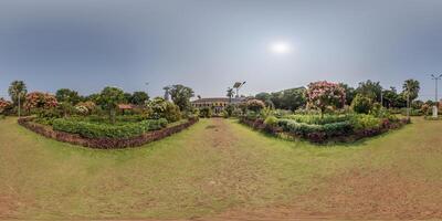 lleno esférico 360 hdri sin costura panorama en equirrectangular proyección, panorama en parque verde zona con flores en indio ciudad, vr contenido foto