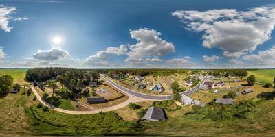 aéreo hdri 360 panorama ver terminado pueblo desde genial altura en equirrectangular sin costura esférico proyección. mayo utilizar me gusta cielo reemplazo para zumbido 360 panorama foto