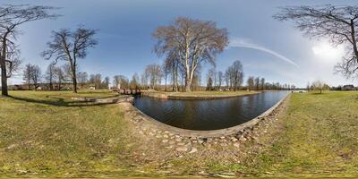 lleno sin costura esférico hdri 360 panorama ver cerca represa bloquear compuerta en lago impetuoso cascada en equirrectangular proyección, vr contenido foto