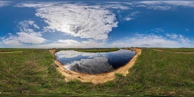 lleno sin costura esférico hdri 360 panorama ver terminado serpenteante río y bosque en soleado verano día y Ventoso clima con hermosa nubes en equirrectangular proyección, vr contenido foto