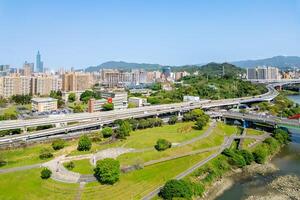 aéreo ver de taipei ciudad terminado eviscerar orilla parque en Taiwán foto