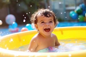 linda contento niño nadando en inflable piscina foto