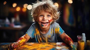 alegre niño cubierto en pintar - creativo lío foto