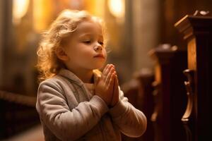 piadoso pequeño niño en devoto reverencia a Iglesia foto