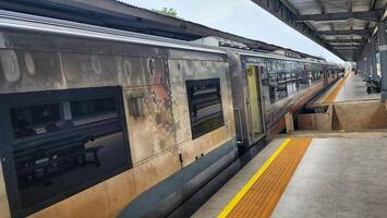 tren en el plataforma de un ferrocarril estación en cimahi, Indonesia foto