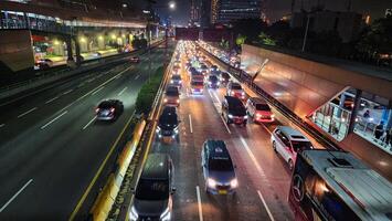 tráfico mermelada en el autopista a noche foto