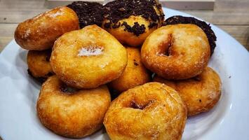 un plato de rosquillas con chocolate y en polvo azúcar foto