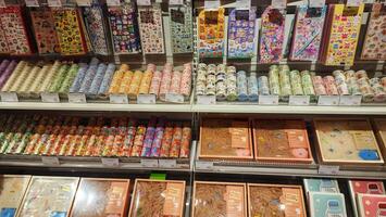 un Tienda con muchos diferente tipos de caramelo en monitor foto