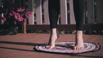 joven mujer haciendo calentar en terraza. saltando en tu tacones ejercicio. ejercicio. de cerca video