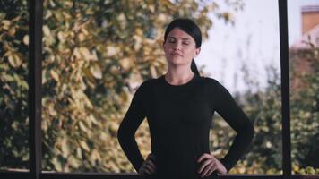 Jeune femme Faire réchauffer sur terrasse. réchauffer pour épaules. entraînement. exercer. video