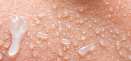 colágeno y hialurón suero gel en piel. salpicaduras de hialurón gel. foto