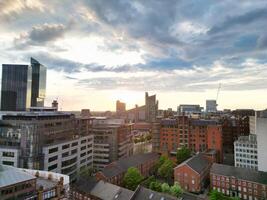 aéreo ver de mayor Manchester ciudad centrar y alto edificios durante dorado hora de puesta de sol. Inglaterra Reino Unido. mayo 5to, 2024 foto