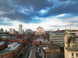 aéreo ver de mayor Manchester ciudad centrar y alto edificios durante dorado hora de puesta de sol. Inglaterra Reino Unido. mayo 5to, 2024 foto