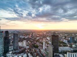 aéreo ver de mayor Manchester ciudad centrar y alto edificios durante dorado hora de puesta de sol. Inglaterra Reino Unido. mayo 5to, 2024 foto