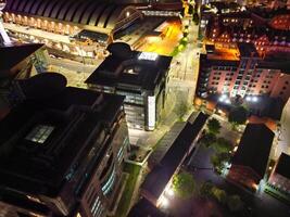 aéreo noche ver de iluminado central Manchester ciudad y céntrico edificios, Inglaterra unido Reino. mayo 4to, 2024 foto