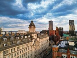 aéreo ver de mayor Manchester ciudad centrar y alto edificios durante dorado hora de puesta de sol. Inglaterra Reino Unido. mayo 5to, 2024 foto