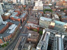 aéreo ver de mayor Manchester ciudad centrar y alto edificios durante dorado hora de puesta de sol. Inglaterra Reino Unido. mayo 5to, 2024 foto