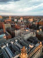 aéreo ver de mayor Manchester ciudad centrar y alto edificios durante dorado hora de puesta de sol. Inglaterra Reino Unido. mayo 5to, 2024 foto