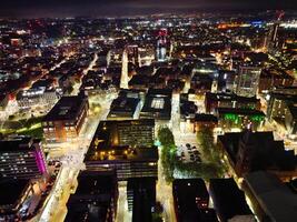 aéreo noche ver de iluminado central Manchester ciudad y céntrico edificios, Inglaterra unido Reino. mayo 4to, 2024 foto