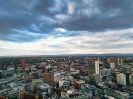 aéreo ver de mayor Manchester ciudad centrar y alto edificios durante dorado hora de puesta de sol. Inglaterra Reino Unido. mayo 5to, 2024 foto