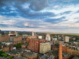 aéreo ver de mayor Manchester ciudad centrar y alto edificios durante dorado hora de puesta de sol. Inglaterra Reino Unido. mayo 5to, 2024 foto