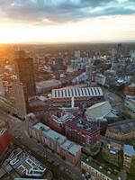 aéreo ver de mayor Manchester ciudad centrar y alto edificios durante dorado hora de puesta de sol. Inglaterra Reino Unido. mayo 5to, 2024 foto