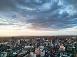 aéreo ver de mayor Manchester ciudad centrar y alto edificios durante dorado hora de puesta de sol. Inglaterra Reino Unido. mayo 5to, 2024 foto