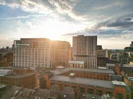 aéreo ver de mayor Manchester ciudad centrar y alto edificios durante dorado hora de puesta de sol. Inglaterra Reino Unido. mayo 5to, 2024 foto