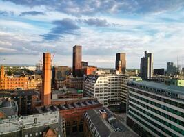 aéreo ver de mayor Manchester ciudad centrar y alto edificios durante dorado hora de puesta de sol. Inglaterra Reino Unido. mayo 5to, 2024 foto