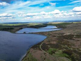 alto ángulo ver de más hermosa británico paisaje a redmire agua embalses terminado colinas de Sheffield ciudad de Inglaterra unido Reino, abril 30, 2024 foto