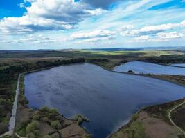 alto ángulo ver de más hermosa británico paisaje a redmire agua embalses terminado colinas de Sheffield ciudad de Inglaterra unido Reino, abril 30, 2024 foto