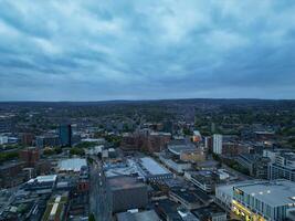 hermosa aéreo ver de Sheffield ciudad centrar a sólo después puesta de sol. Inglaterra unido Reino. abril 29, 2024 foto