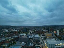 hermosa aéreo ver de Sheffield ciudad centrar a sólo después puesta de sol. Inglaterra unido Reino. abril 29, 2024 foto