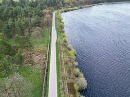 alto ángulo ver de más hermosa británico paisaje a redmire agua embalses terminado colinas de Sheffield ciudad de Inglaterra unido Reino, abril 30, 2024 foto