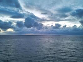 aéreo ver de walmer playa y mar ver durante amanecer, Kent, Inglaterra unido Reino. abril 21, 2024 foto