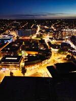 aéreo ver de iluminado británico ciudad de Inglaterra durante noche foto