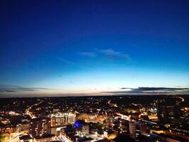 aéreo ver de iluminado británico ciudad de Inglaterra durante noche foto