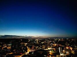 aéreo ver de iluminado británico ciudad de Inglaterra durante noche foto