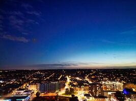 aéreo ver de iluminado británico ciudad de Inglaterra durante noche foto
